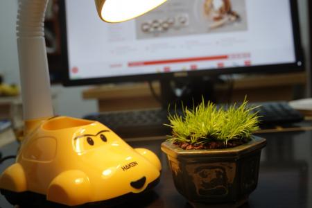 Đèn học sinh HAKEN Model HK-HS08/Y ( chưa có bóng )